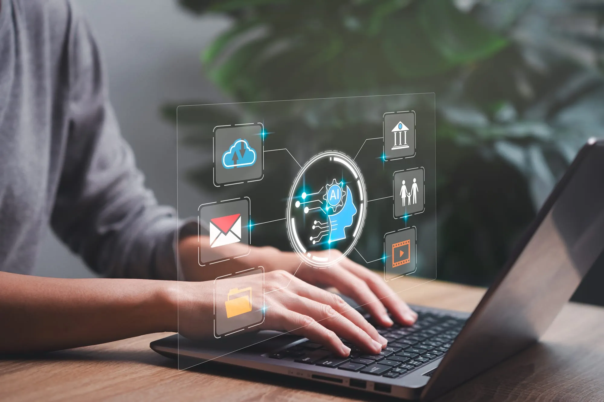 Person arbeitet am Laptop, überlagert mit Icons für Cloud, KI, E-Mail, Video und Dokumente